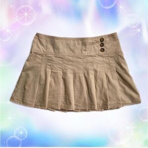 pleated mini skirt w/ buttons